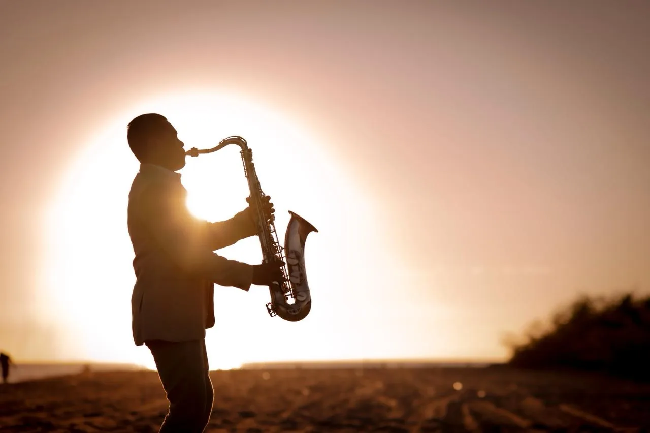 Saxofonista al atardecer