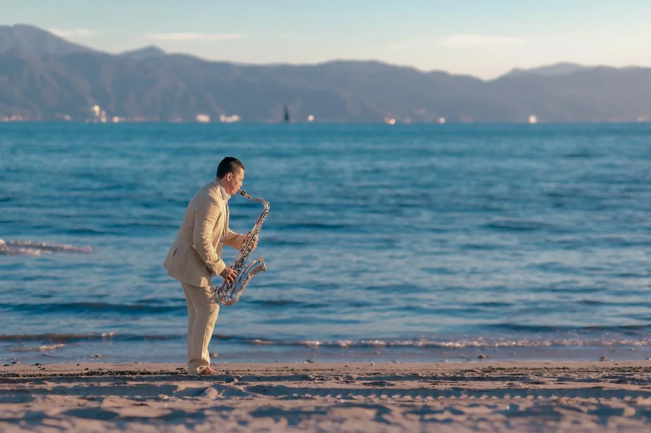 Aleicy Flores saxofonista frente al mar