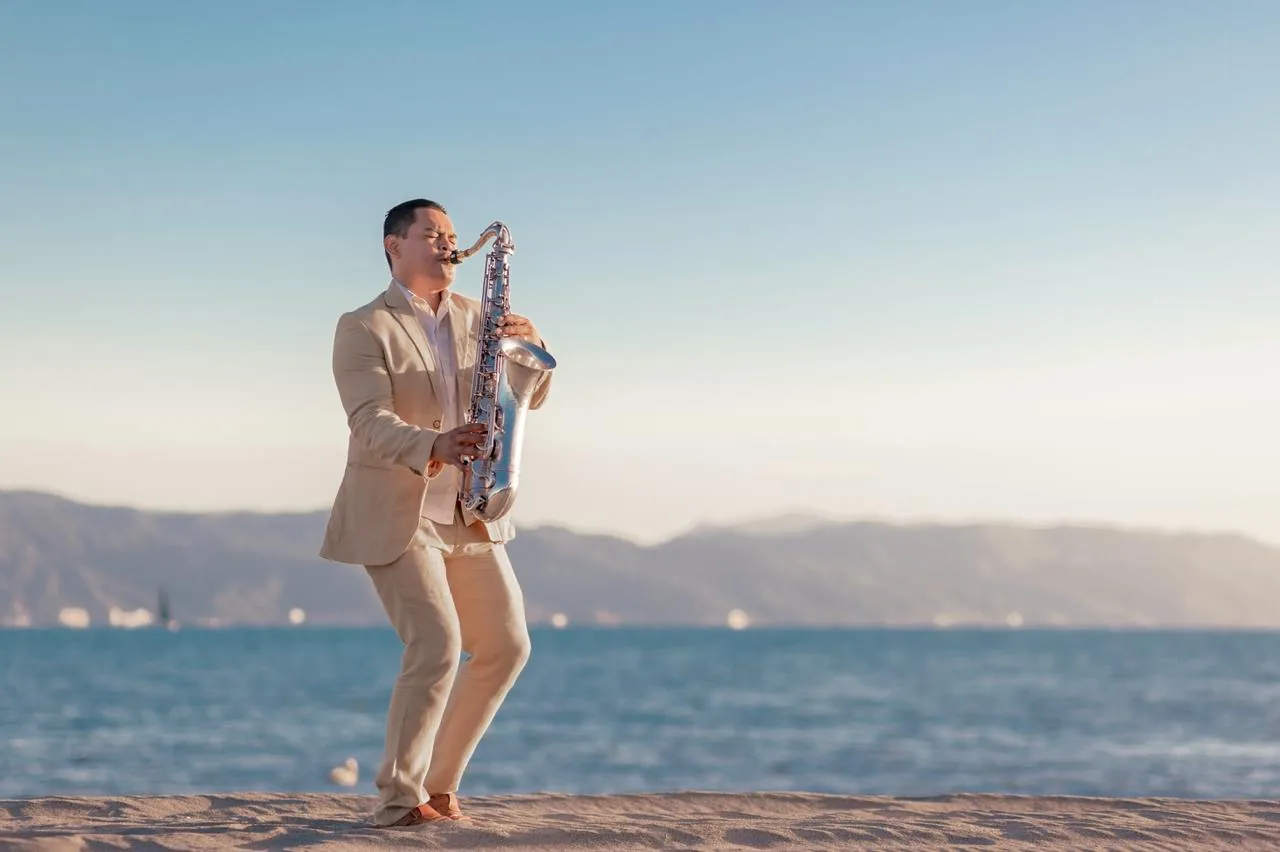 Saxofonista junto al mar